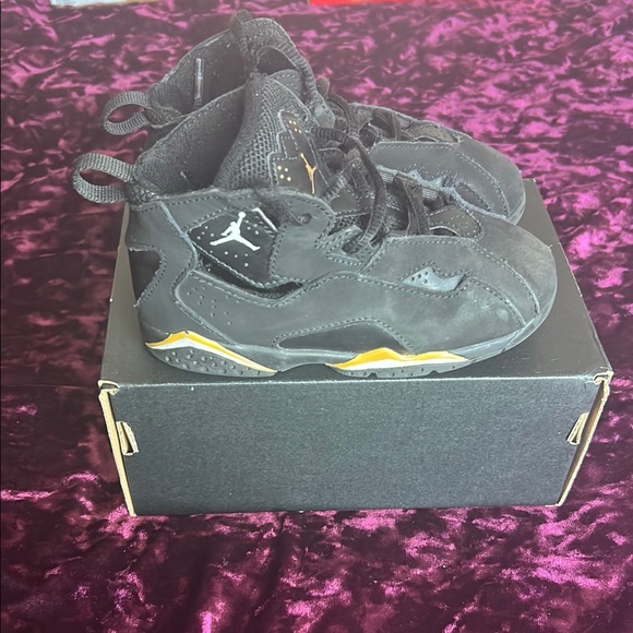 Jordan Kids' Black Sneakers with Gold Jumpman Accents - Picture 2 of 4